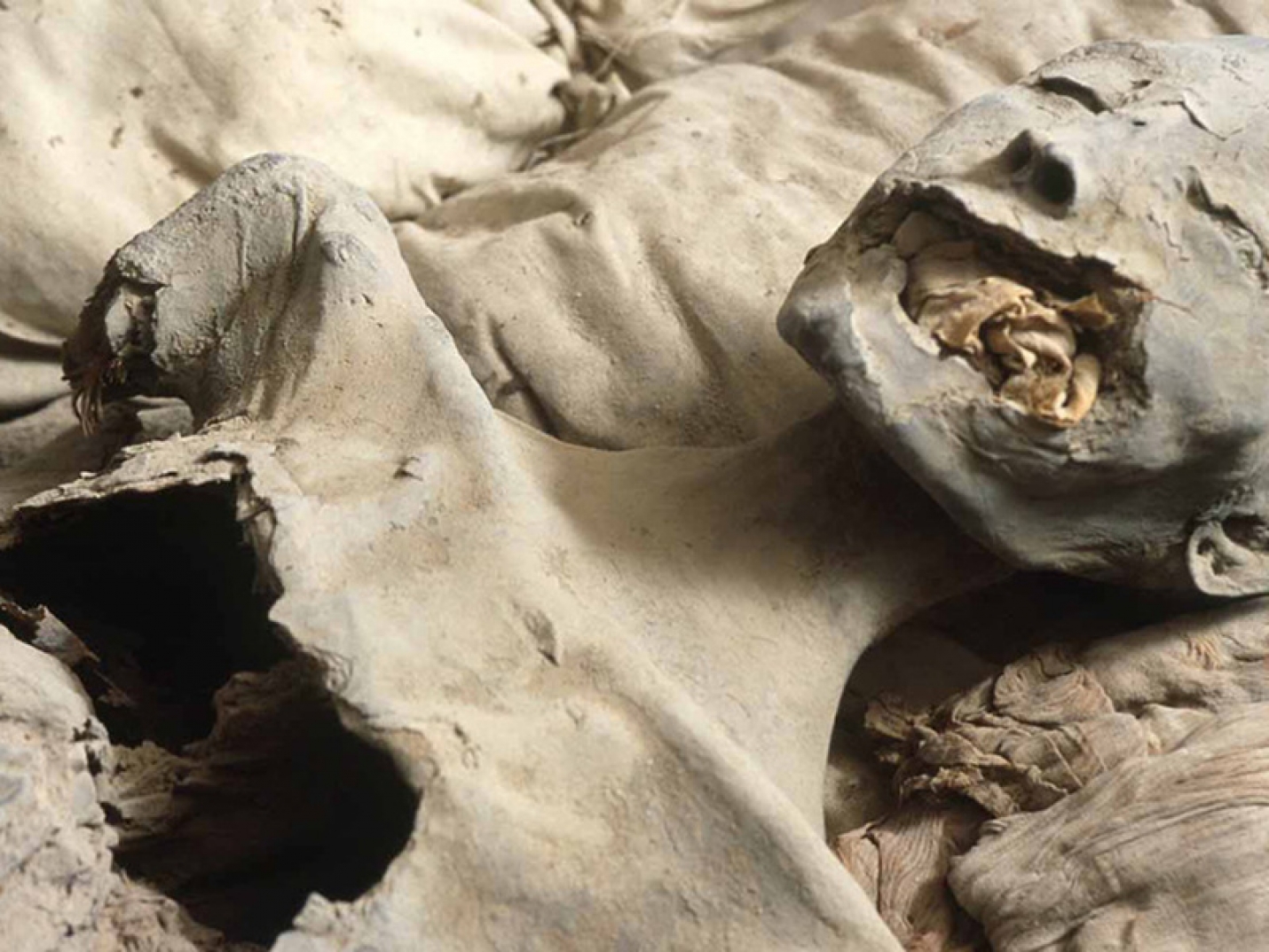 В Египте нашли 30 нетронутых мумий и сняли на видео